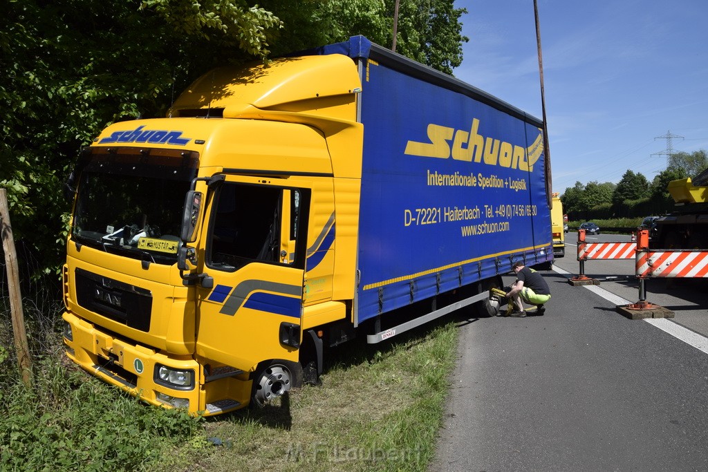 LKW in Boeschung A 3 Rich Frankfurt Hoehe Roesrath Lohmar P193.JPG - Miklos Laubert